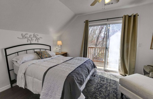 Draper House | Cozy farmhouse near Mountains: Free Ski Rental, Large Deck, ideal location for outdoor exploration!