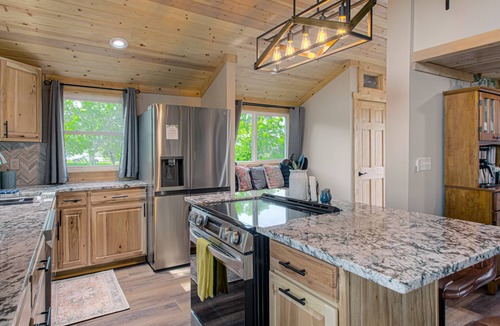 Paola Cottage | Cozy Historic Schoolhouse w/Hot Tub + Views