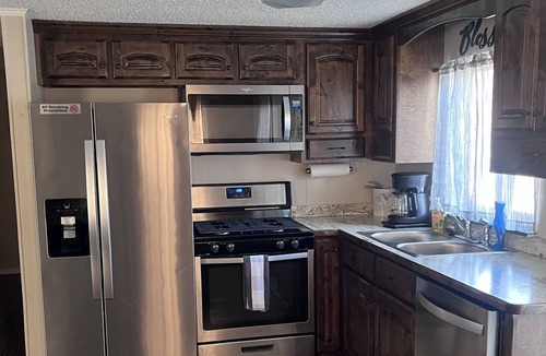 Webb City House | Cozy home with deck. Just 2 miles from Joplin Airport