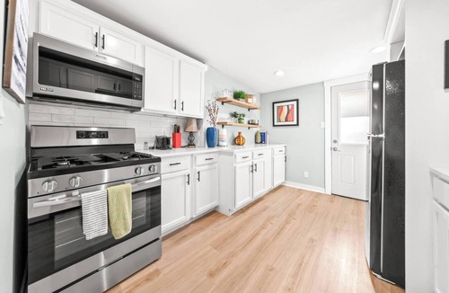Rosedale House | Cozy Kansas City Getaway | Updated 2BR Bungalow
