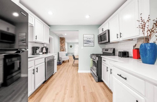 Rosedale House | Cozy Kansas City Getaway | Updated 2BR Bungalow
