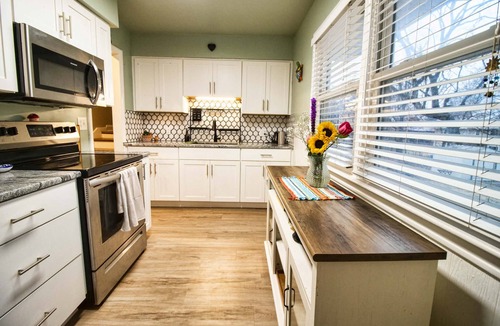 Shawnee House | Cozy KC Home w/Fire Pit! 20 min to Stadium