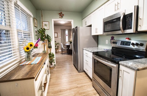 Shawnee House | Cozy KC Home w/Fire Pit! 20 min to Stadium