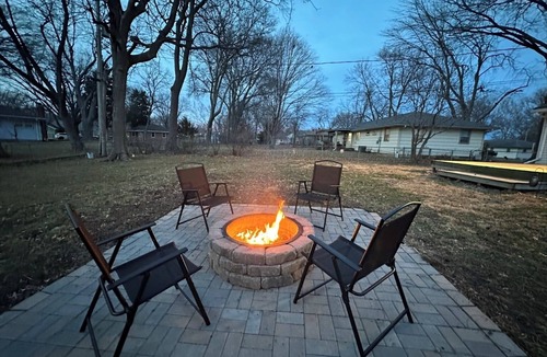 Shawnee House | Cozy KC Home w/Fire Pit! 20 min to Stadium