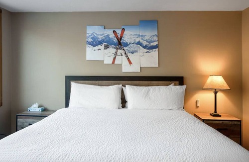 Lakeside Village Condo | Cozy Keystone Condo in the heart of it all