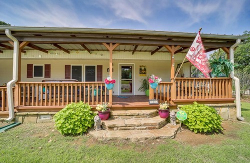 Eufaula House | Cozy Lake Eufaula Hideaway w/Fire Pit & Hot Tub!