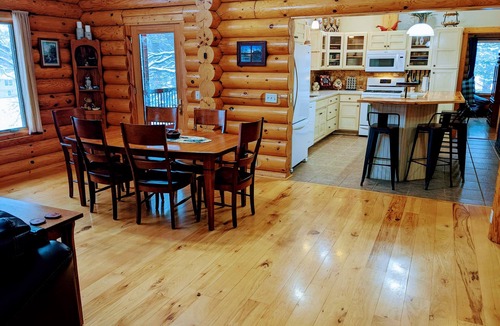 Albert Lea House | Cozy lakefront Log Home. Hot tub, kayak, yard toys, game room. Pontoon for rent.