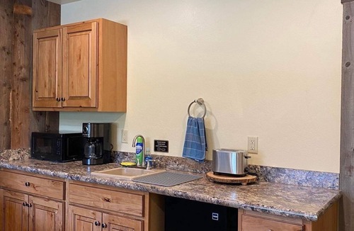 Gardiner Cabin | Cozy lodge with 1 bedroom and WiFi, AC in pleasant Gardiner