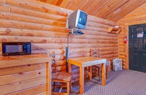 St. Charles Cabin | Cozy log studio with large front deck & kitchenette