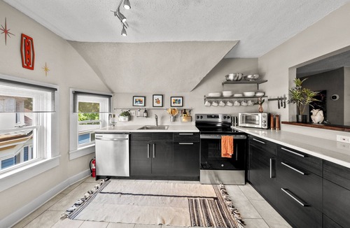 Southmoreland Apartment | Cozy Midcentury 2bd - Walk to Restaurants, Westport, & Museums - Free Parking