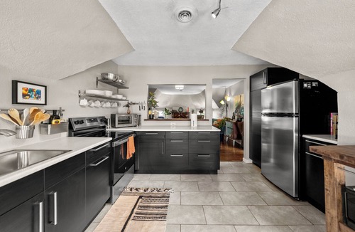 Southmoreland Apartment | Cozy Midcentury 2bd - Walk to Restaurants, Westport, & Museums - Free Parking