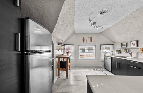 Southmoreland Apartment | Cozy Midcentury 2bd - Walk to Restaurants, Westport, & Museums - Free Parking