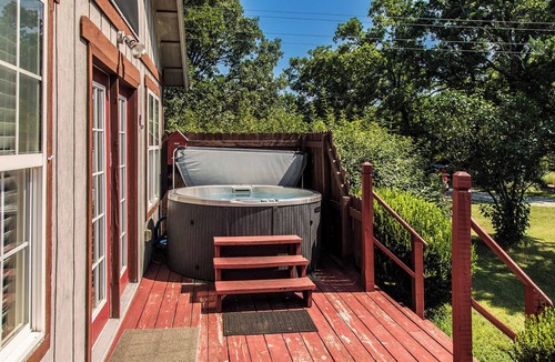 Eureka Springs Cabin | Cozy Mockingbird Cottage