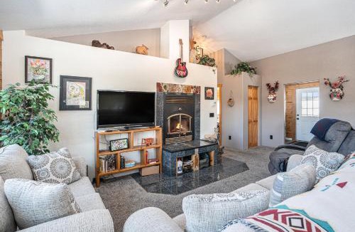 Saint Mary's House | Cozy Mountain Cabin with Stunning Views