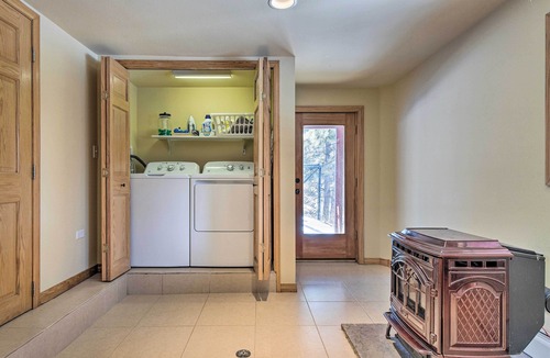 Bailey Cabin | Cozy Mountain Escape: Pet-Friendly Bailey Cabin