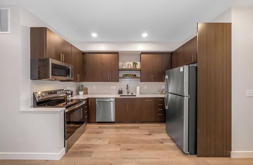 Tekamah Apartment | Cozy New 2BR in Tekamah | Walk to Food & Gym