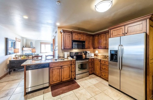 North Park City Condo | Cozy Park City Studio Near Park City Mountain Resort-Full Kitchen & Fireplace