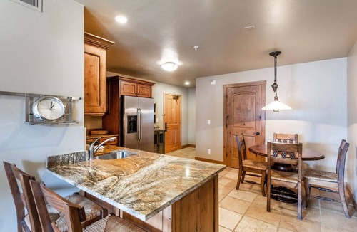 North Park City Condo | Cozy Park City Studio Near Park City Mountain Resort-Full Kitchen & Fireplace