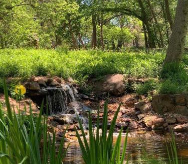 Edmond House | Cozy Route 66 Cabin with Hot Tub in Edmond, OK