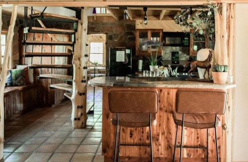 Edmond House | Cozy Route 66 Cabin with Hot Tub in Edmond, OK