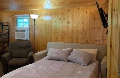 Smoky Mountains Cabin | Cozy rustic cabin, dog-friendly with fire pit
