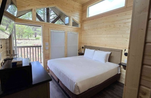 Page Cabin | Cozy Tiny Home Sleeps #12E-F