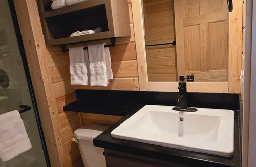 Page Cabin | Cozy Tiny Home Sleeps #12E-F
