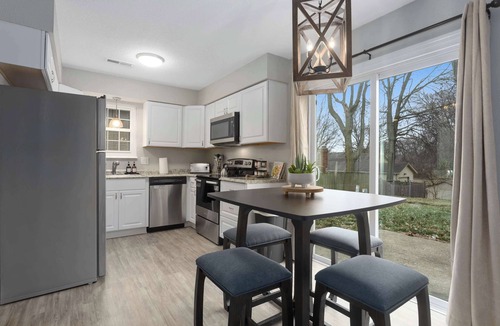 Blue Springs House | Cozy Townhouse Sleeps 9 Firepit 3 King Beds