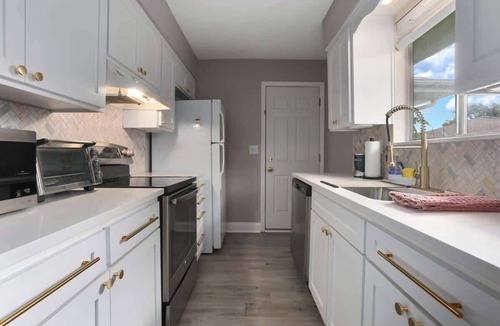 Overland Park House | Cozy Updated 3BRAdvent Health