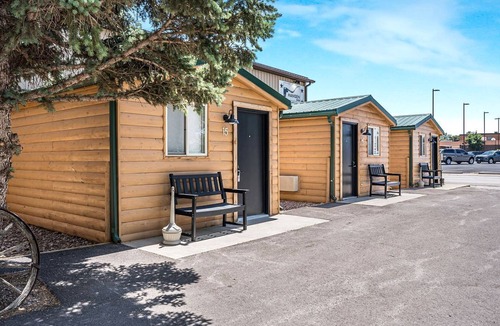 Pinnacles Entrance Badlands Cabin | Cozy Upgraded Cabin with Private Outdoor Space Near Wall Drug – Wall, South Dakota