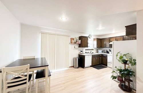 New Century House | Cozy Weekend Getaway In Gardner