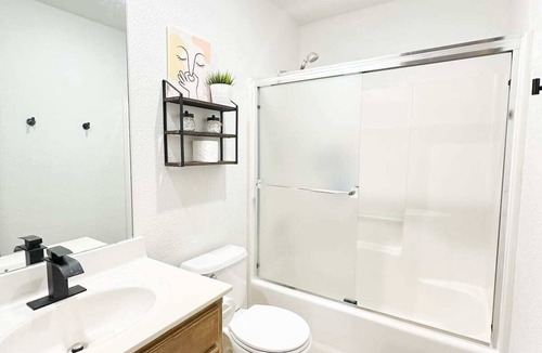 New Century House | Cozy Weekend Getaway In Gardner