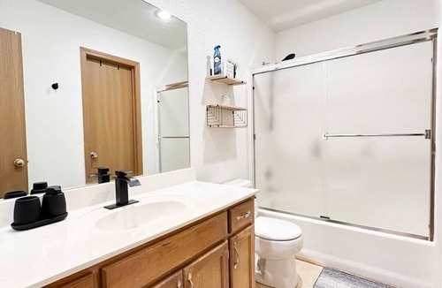 New Century House | Cozy Weekend Getaway In Gardner