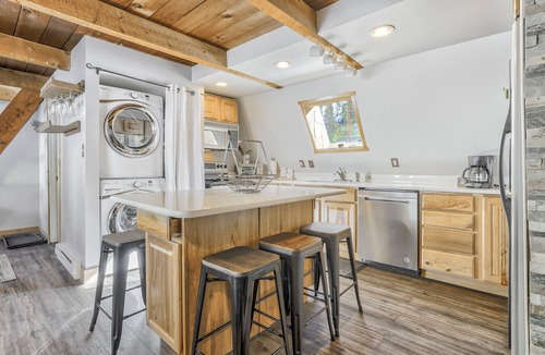 Coyne Placer Valley Cabin | Creekside A-Frame | Wood Stove | 5 Min to Downtown
