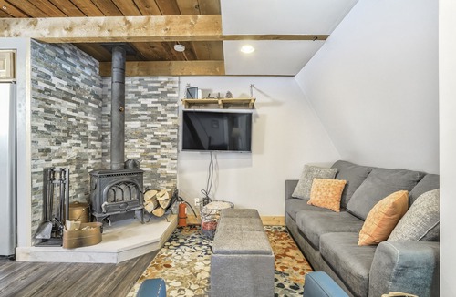 Coyne Placer Valley Cabin | Creekside A-Frame | Wood Stove | 5 Min to Downtown