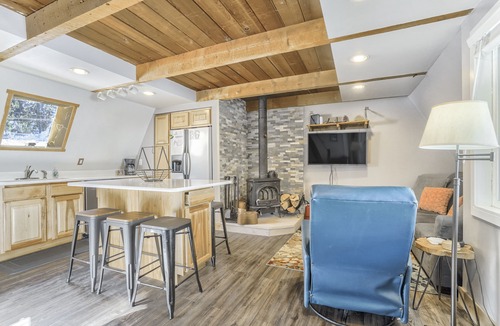 Coyne Placer Valley Cabin | Creekside A-Frame | Wood Stove | 5 Min to Downtown
