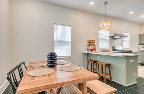 Crescent House | Crescent Clean and Ready! Wi-fi. Sleeps 7. Pets OK!