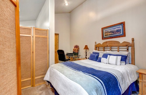 Kimball Junction Condo | Crestview D304 by Moose Management-Top Floor! Walk to Outlets&Shuttle -HotTub