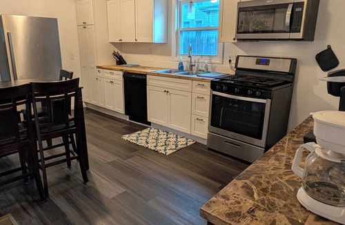 Auburn Cottage | Crew friendly, 2 bathrooms, fast wifi, free parking
