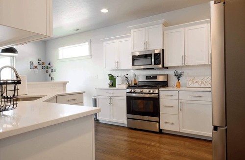 Caldwell House | Curated Canvas Modern 3BR Sleeps 8 Near Freeway