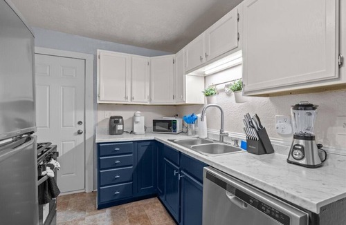 Midtown - Westport Apartment | Cute 1BR Duplex Near Westport/Great 4 Long Stays