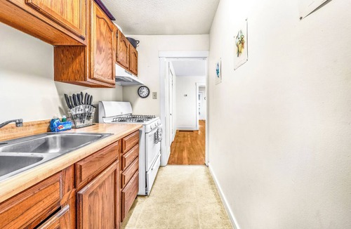 Southmoreland Condo | Cute And Cozy, Private and Quiet. Central KC