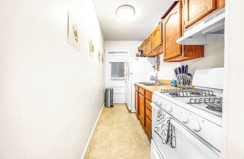 Southmoreland Condo | Cute And Cozy, Private and Quiet. Central KC