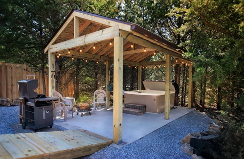 Ashland Cabin | Cute European Bungalow Cabin w/Hot Tub. 1 Double Bed