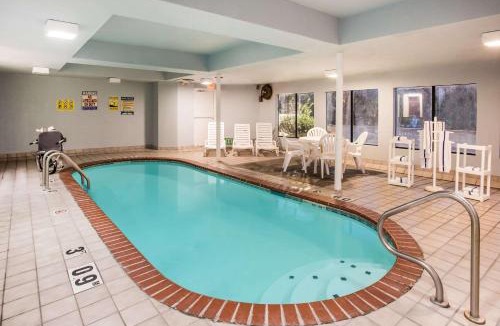 Blue Springs Hotel | Days Inn by Wyndham Blue Springs