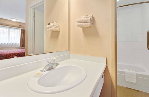 Overland Park Hotel | Days Inn by Wyndham Overland Park/Metcalf/Convention Center