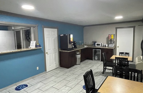 Pratt Hotel | Days Inn by Wyndham Pratt