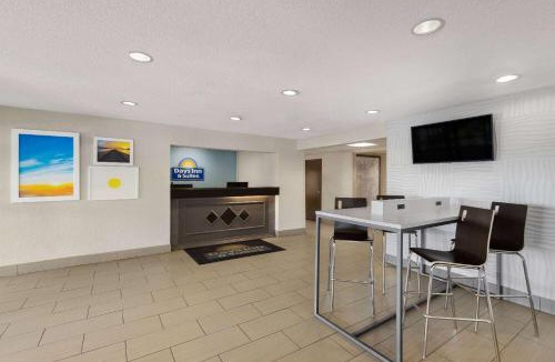 Kansas City Hotel | Days Inn & Suites by Wyndham Kansas City South
