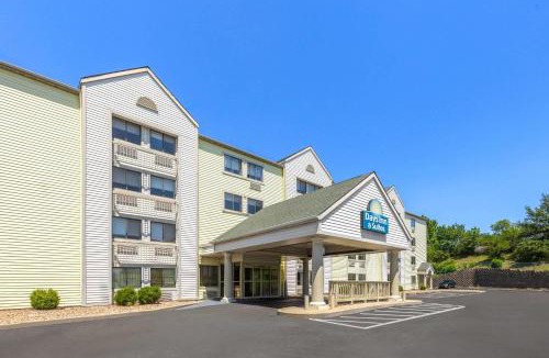 Kansas City Hotel | Days Inn & Suites by Wyndham Kansas City South