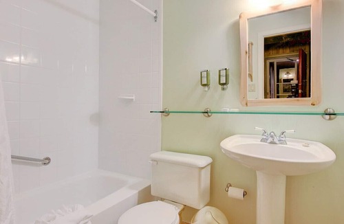 Sutton Apartment | Dazzling waterfront suite at Jackson point (Lakeside)
